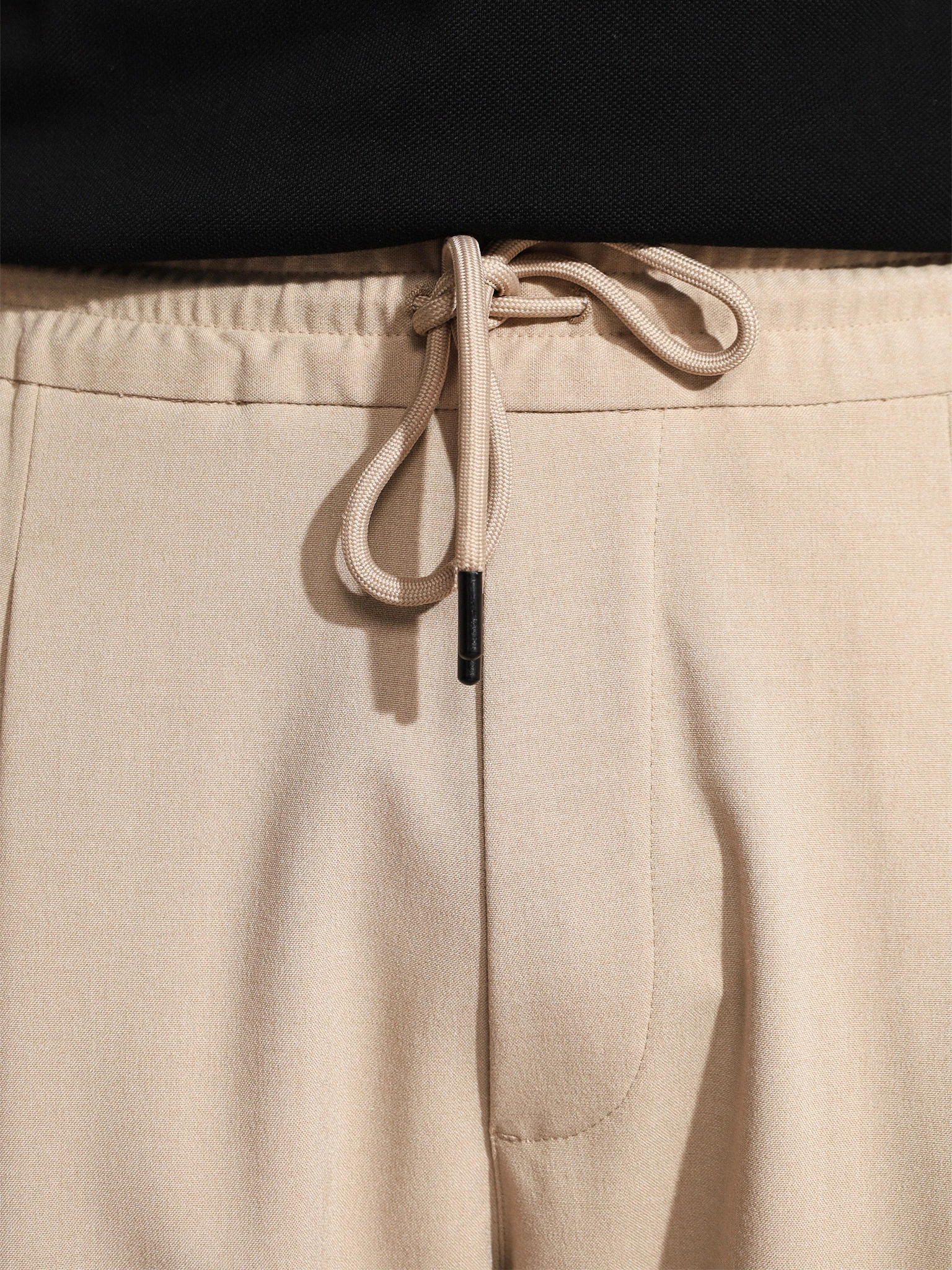 Брюки бежевого цвета прямого кроя без застежки